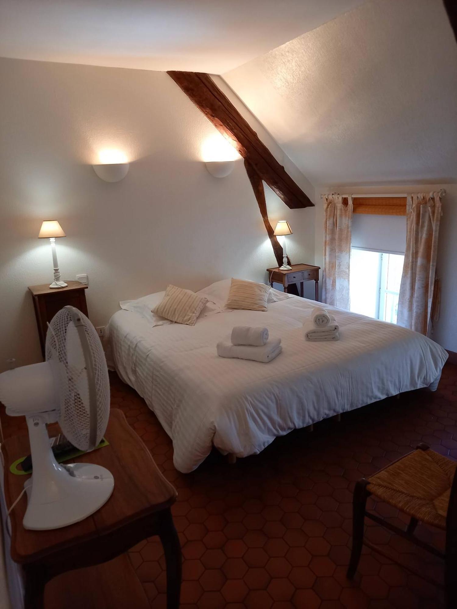 Hotel De La Halle Nolay  Room photo