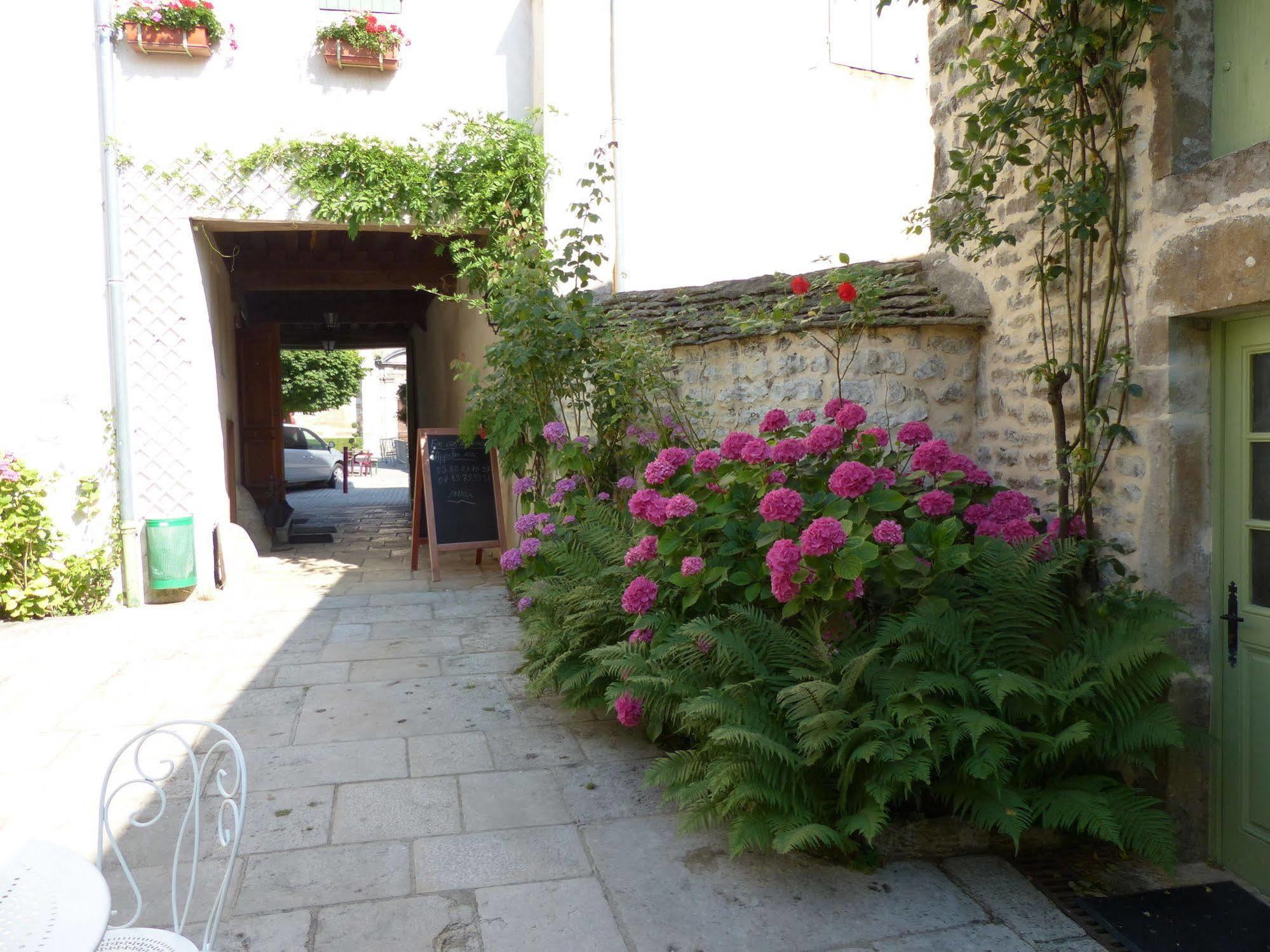 Hotel De La Halle Nolay  Exterior photo