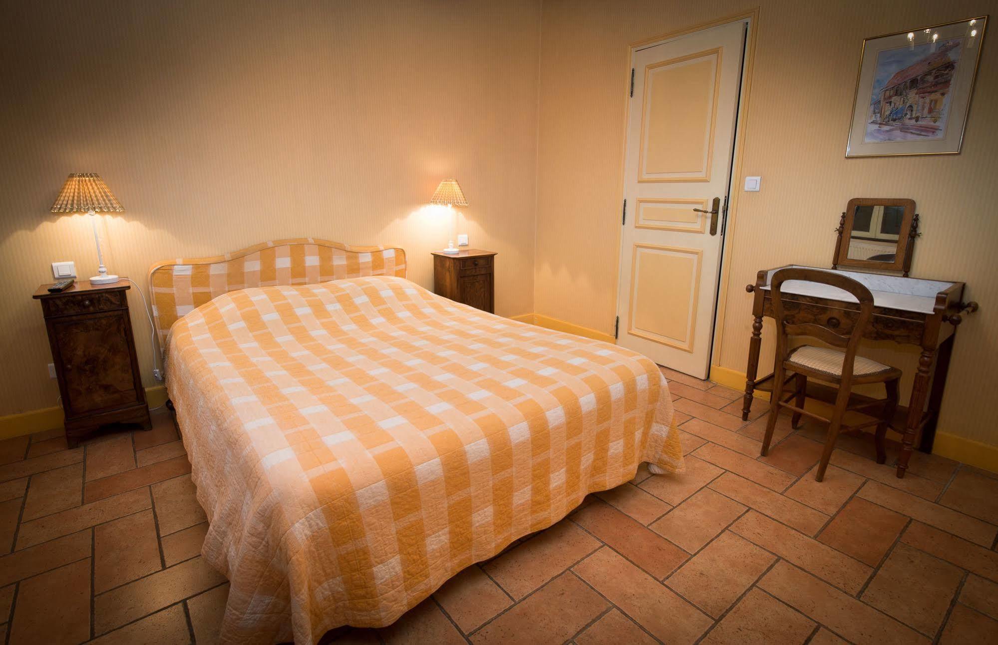 Hotel De La Halle Nolay  Exterior photo